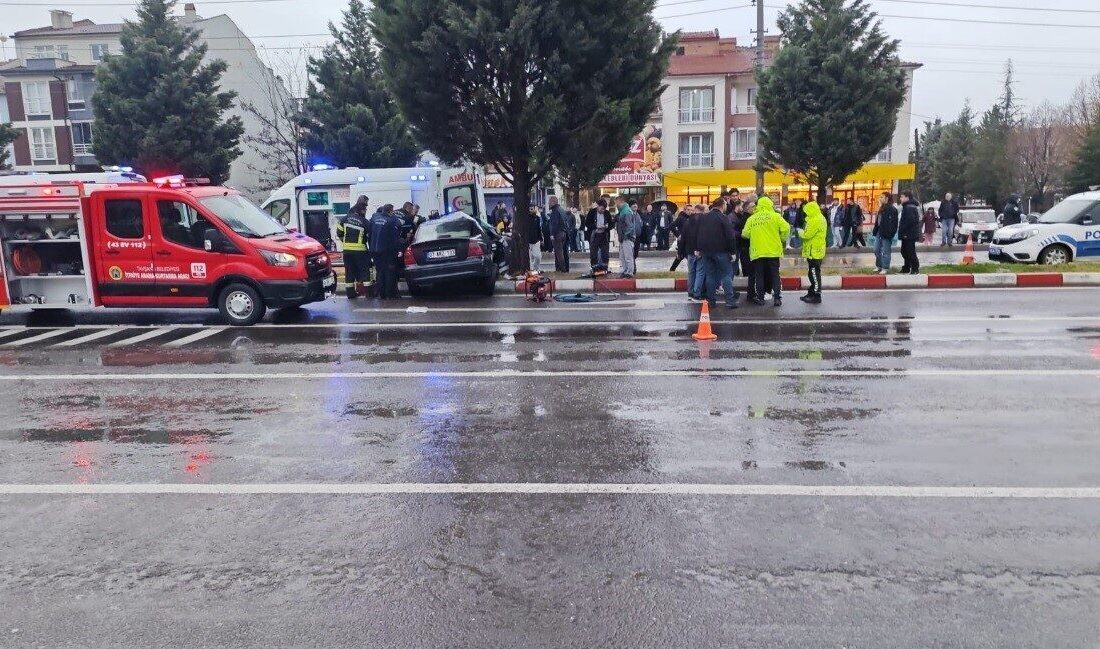 Kütahya’nın Tavşanlı ilçesinde meydana gelen trafik kazasında, bir otomobilin direksiyon