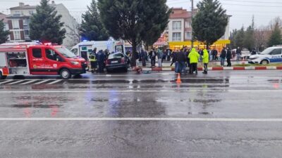 Kütahya’nın Tavşanlı ilçesinde meydana gelen trafik kazasında, bir otomobilin direksiyon