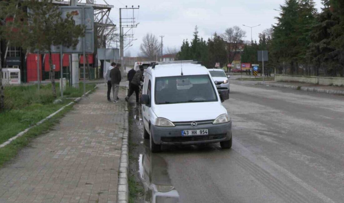 Tavşanlı ilçesinde meydana gelen trafik kazasında hafif ticari aracın üç