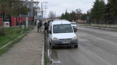 Tavşanlı ilçesinde meydana gelen trafik kazasında hafif ticari aracın üç
