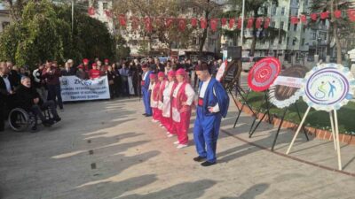 Engelliler Günü nedeniyle, Tekirdağ’ın Süleymanpaşa ilçesinde Valilik önünde çelenk sunma