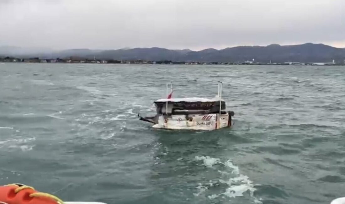 Samsun’un Tekkeköy ilçesi açıklarında halatlarının çözülmesi sonucu sürüklenmeye başlayan ve