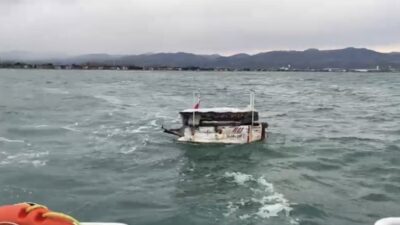 Samsun’un Tekkeköy ilçesi açıklarında halatlarının çözülmesi sonucu sürüklenmeye başlayan ve