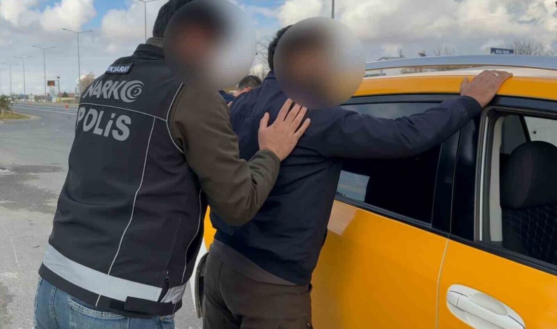 Aksaray ilinde polis ekipleri, şüphe üzerine durdurdukları bir takside telefon