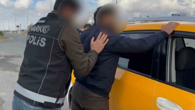 Aksaray ilinde polis ekipleri, şüphe üzerine durdurdukları bir takside telefon