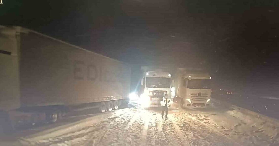 TEM Otoyolu’nun Bolu geçişinde, Ankara istikametinde seyreden 3 tırın yolu