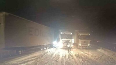 TEM Otoyolu’nun Bolu geçişinde, Ankara istikametinde seyreden 3 tırın yolu