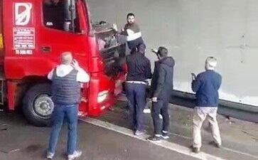 TEM Otoyolu’nda meydana gelen bir kaza sonucunda tır sürücüsü hayatını