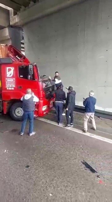 TEM Otoyolu’nda meydana gelen bir kaza sonucunda tır sürücüsü hayatını