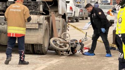 Hatay’da meydana gelen trafik kazasında, motosiklet ile çarpışan bir tırın