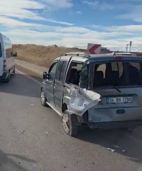 Kahta ilçesinde gerçekleşen trafik kazasında, bir tır ile hafif ticari