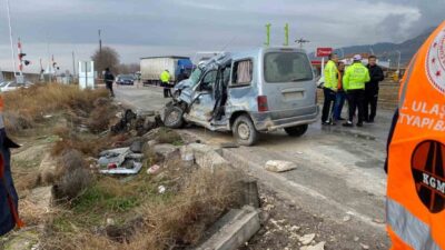 Denizli’de bir tali yoldan ana yola çıkmak isteyen yaşlı bir
