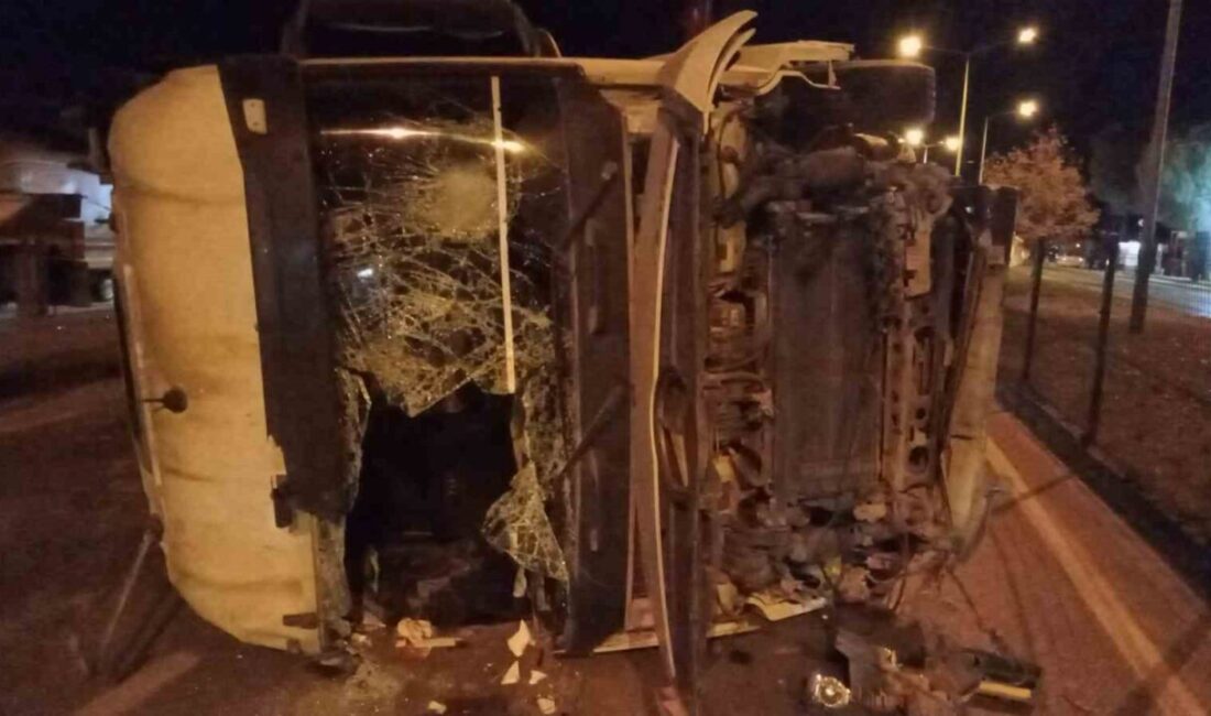 Denizli’de bir tırın, Sarayköy ilçesinde seyir halindeyken bir otomobille çarpışması