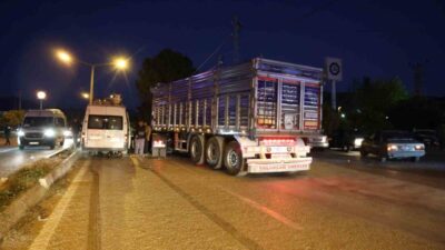 Adana’nın Kozan ilçesinde meydana gelen trafik kazasında bir tırın narenciye