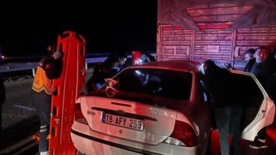 Çorum’un Sungurlu ilçesinde meydana gelen bir trafik kazasında, bir otomobilin