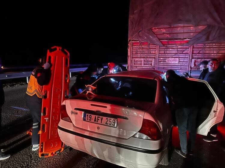 Çorum’un Sungurlu ilçesinde meydana gelen bir trafik kazasında, bir otomobilin