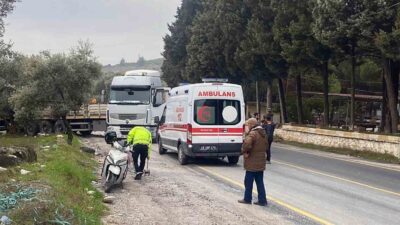 Muğla’nın Yatağan ilçesinde, TIR’ın altında kalan ve ağır yaralanan sürücü