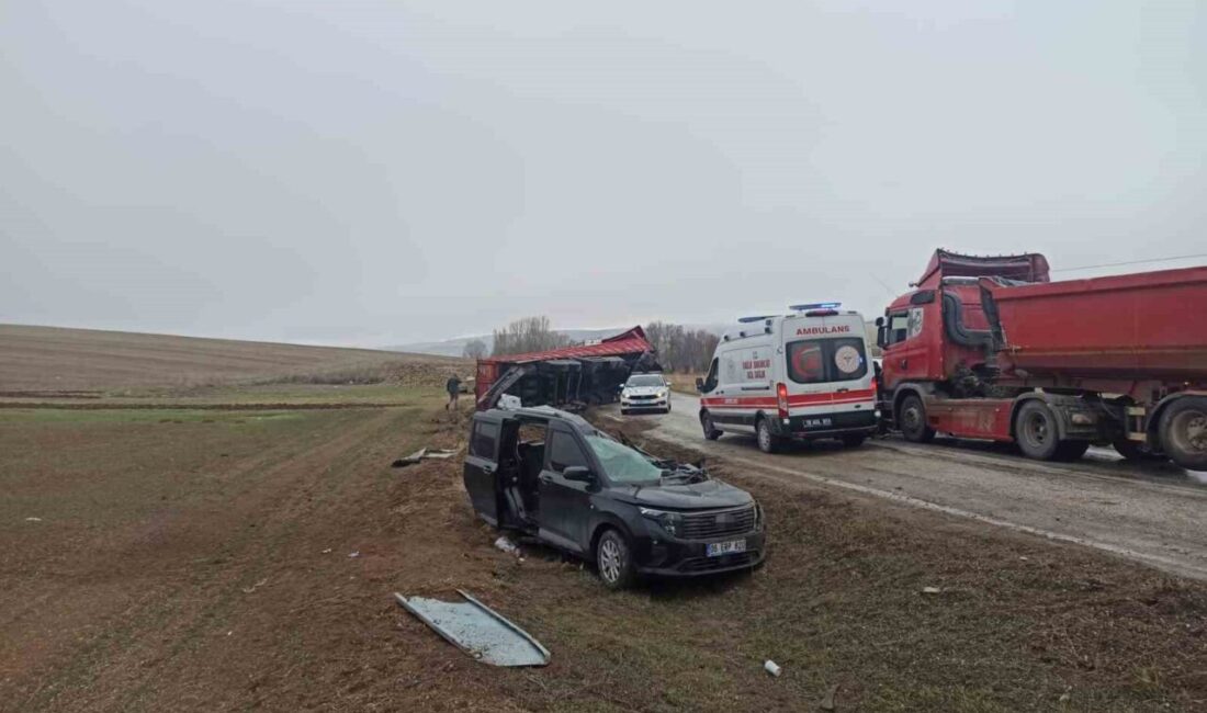 Çorum’un Alaca ilçesinde bir tırın dorsesinin devrilmesi sonucu hafif ticari