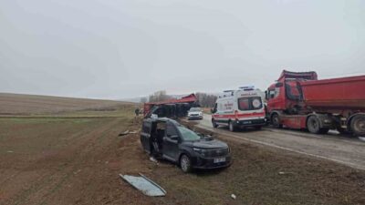 Çorum’un Alaca ilçesinde bir tırın dorsesinin devrilmesi sonucu hafif ticari