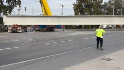 Mersin’in Erdemli ilçesine girişte tonlarca ağırlığındaki beton bloklar taşıyan bir