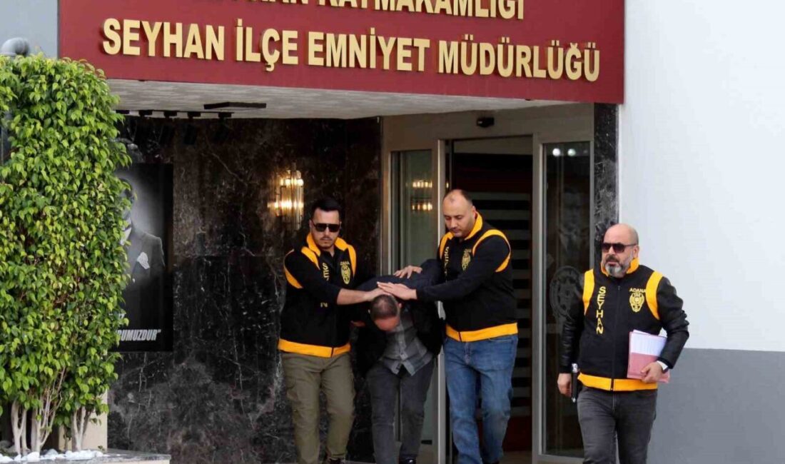 Adana’da bir evde yapılan baskında ruhsatsız silahlar bulunurken, bahçede toprağa