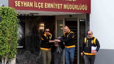Adana’da bir evde yapılan baskında ruhsatsız silahlar bulunurken, bahçede toprağa