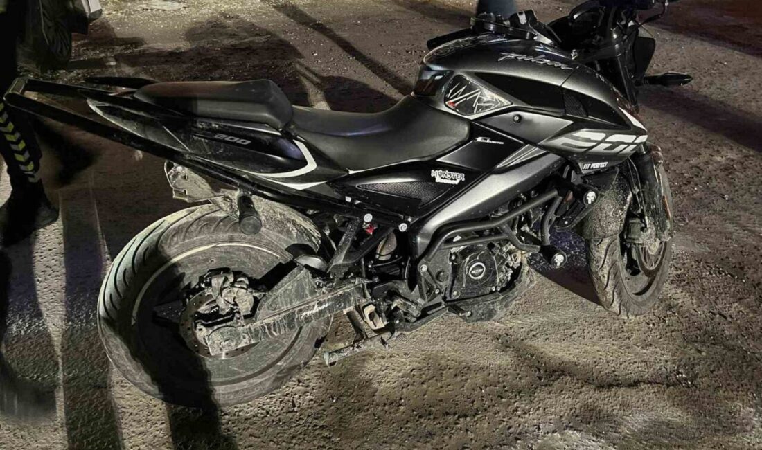Tekirdağ ilinin Kapaklı ilçesi, İsmetpaşa Mahallesi Levent Caddesi’nde plakasız motosiklet