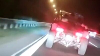 İzmir’de trafikte tehlikeli manevralar yaparak ani şerit değişikliği yapan bir