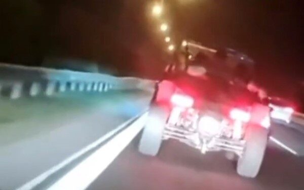 İzmir’de trafikte tehlikeli manevralar yaparak ani şerit değişikliği yapan bir