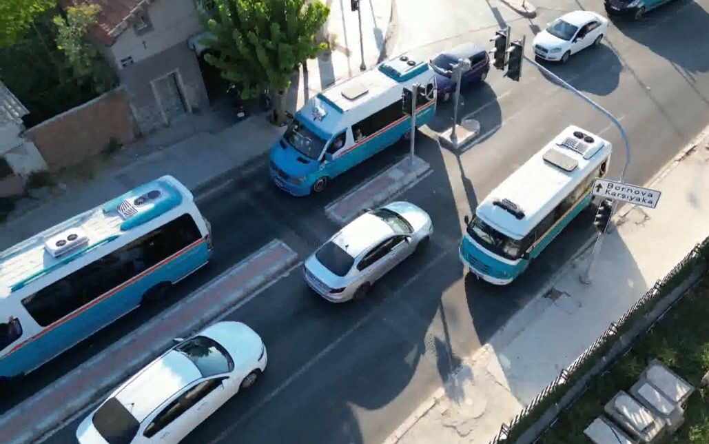 İzmir’de, Konak ilçesi Gürçeşme Caddesi’nde gerçekleştirilen trafik denetiminde, bir dolmuş