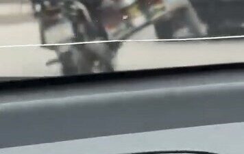 Elazığ’da mutfak tüpü taşıyan bir sürücünün sepetli motosikletinde, tekerleği kaldırarak