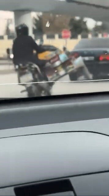 Elazığ’da mutfak tüpü taşıyan bir sürücünün sepetli motosikletinde, tekerleği kaldırarak