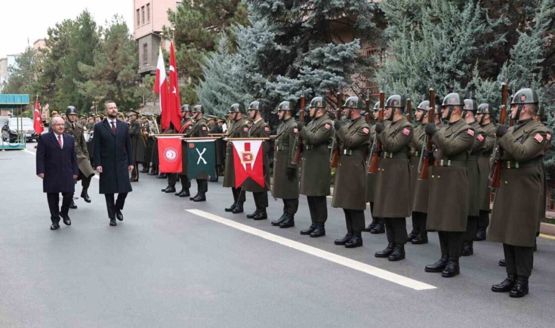 Milli Savunma Bakanı Yaşar Güler ile Polonya Başbakan Yardımcısı ve