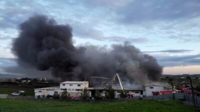 Tuzla ilçesinde bulunan bir kauçuk fabrikasında henüz belirlenemeyen bir sebepten