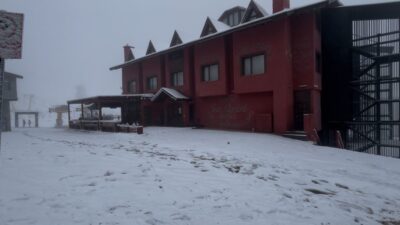 Uludağ’da gece boyunca devam eden kar yağışı sonucunda zirvede kar