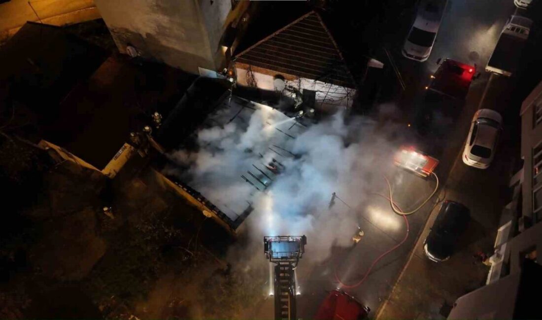 İstanbul Ümraniye ilçesinde bir gecekondu yangını meydana geldi. Henüz belirlenemeyen