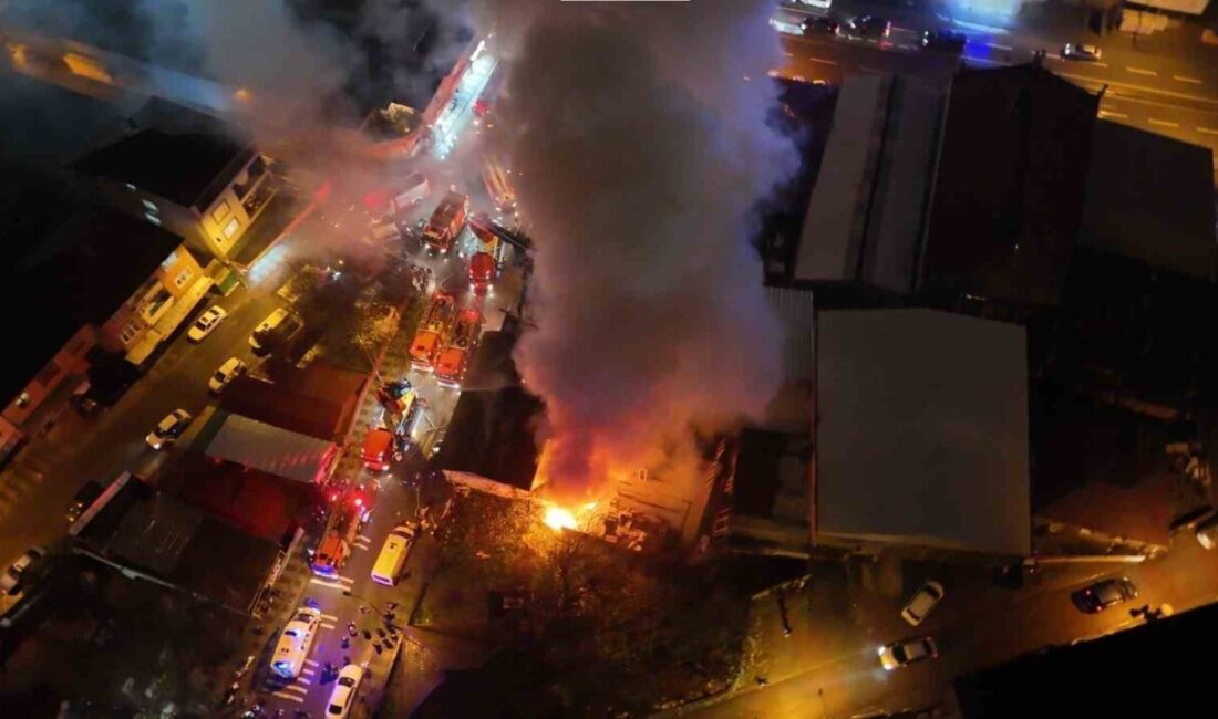 Ümraniye’de bir kereste deposunda meydana gelen yangın, çevredekiler arasında endişe