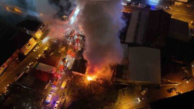Ümraniye’de bir kereste deposunda meydana gelen yangın, çevredekiler arasında endişe