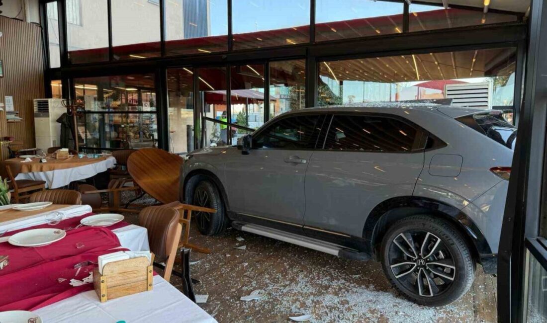Moğollar grubunun ünlü üyesi Cahit Berkay’ın aracının bir restorana girişi,