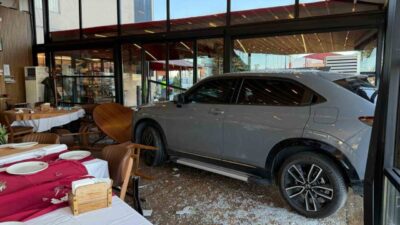 Moğollar grubunun ünlü üyesi Cahit Berkay’ın aracının bir restorana girişi,