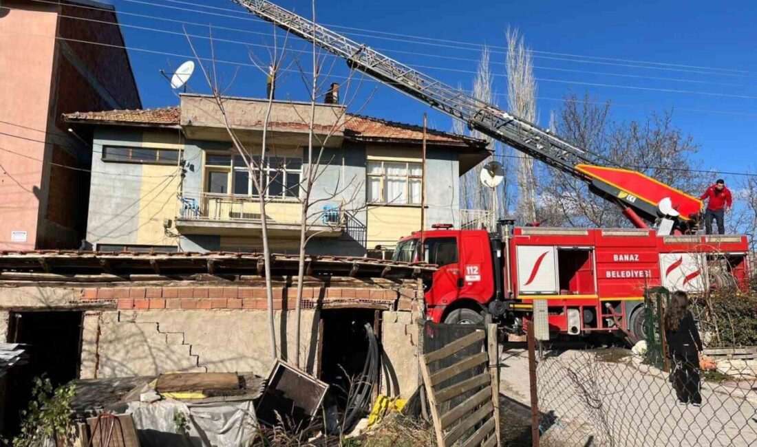 Uşak’ın Banaz ilçesinde bulunan üç katlı bir evin çatısında çıkan