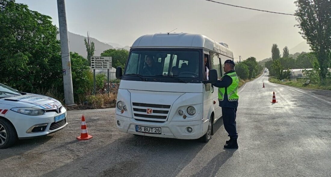 Uşak’ta polis ve jandarma ekipleri, okul çevreleri ve servislerinde denetim