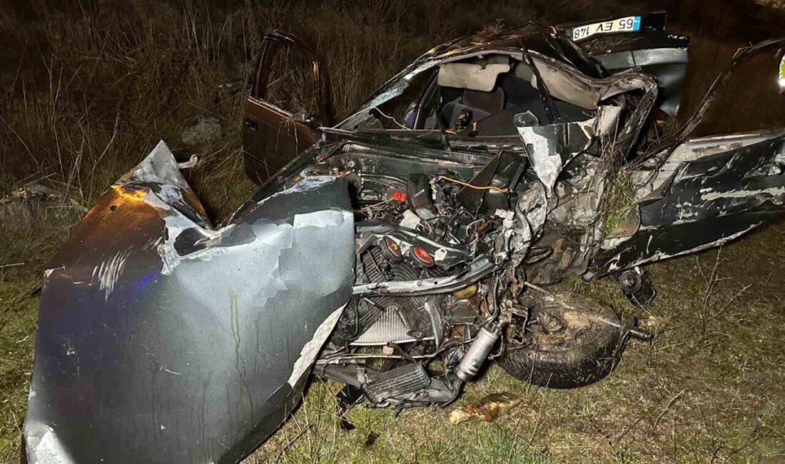 Uşak’ta meydana gelen trafik kazasında, otomobilin refüje çarpması sonucu yan
