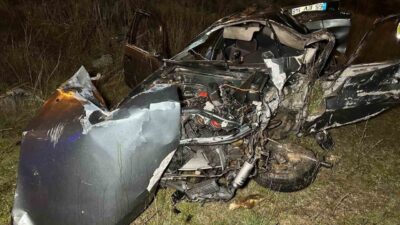 Uşak’ta meydana gelen trafik kazasında, otomobilin refüje çarpması sonucu yan