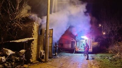 Uşak’ın Banaz ilçesine bağlı Balcıdamı köyünde bir samanlıkta çıkan yangın