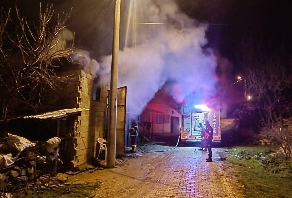 Uşak’ın Banaz ilçesine bağlı Balcıdamı köyünde bir samanlıkta çıkan yangın