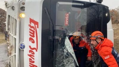 Uşak’ta bir midibüsün yan yatması sonucu meydana gelen kaza, Akkeçili