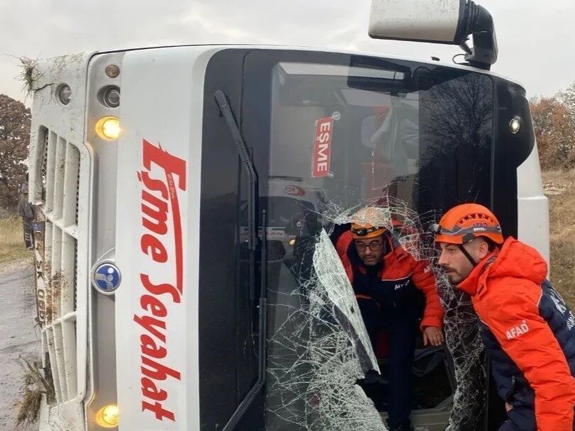 Uşak’ta bir midibüsün yan yatması sonucu meydana gelen kaza, Akkeçili