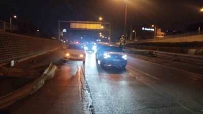Üsküdar’da bir otomobil sürücüsü, seyir halindeyken direksiyon kontrolünü yitirerek bariyerlere