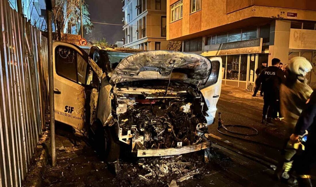 Üsküdar’da park halindeki bir hafif ticari araç, motor kısmından çıkan